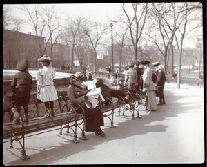 1903年纽约联合广场公园长椅上的妇女和儿童（银色明胶印刷品）